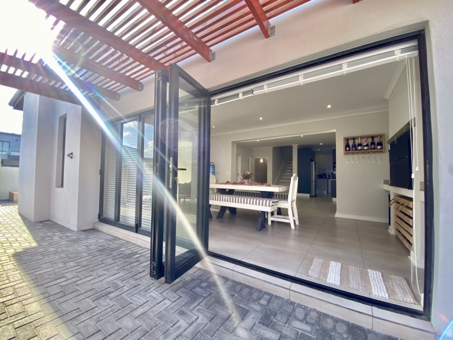 To Let 3 Bedroom Property for Rent in Sandown Western Cape